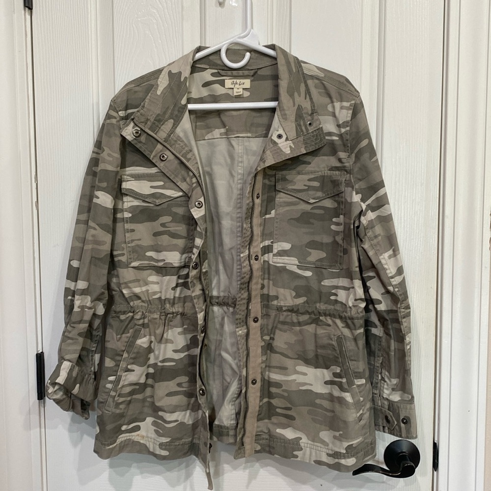 NWOT  Womens Camo jacket